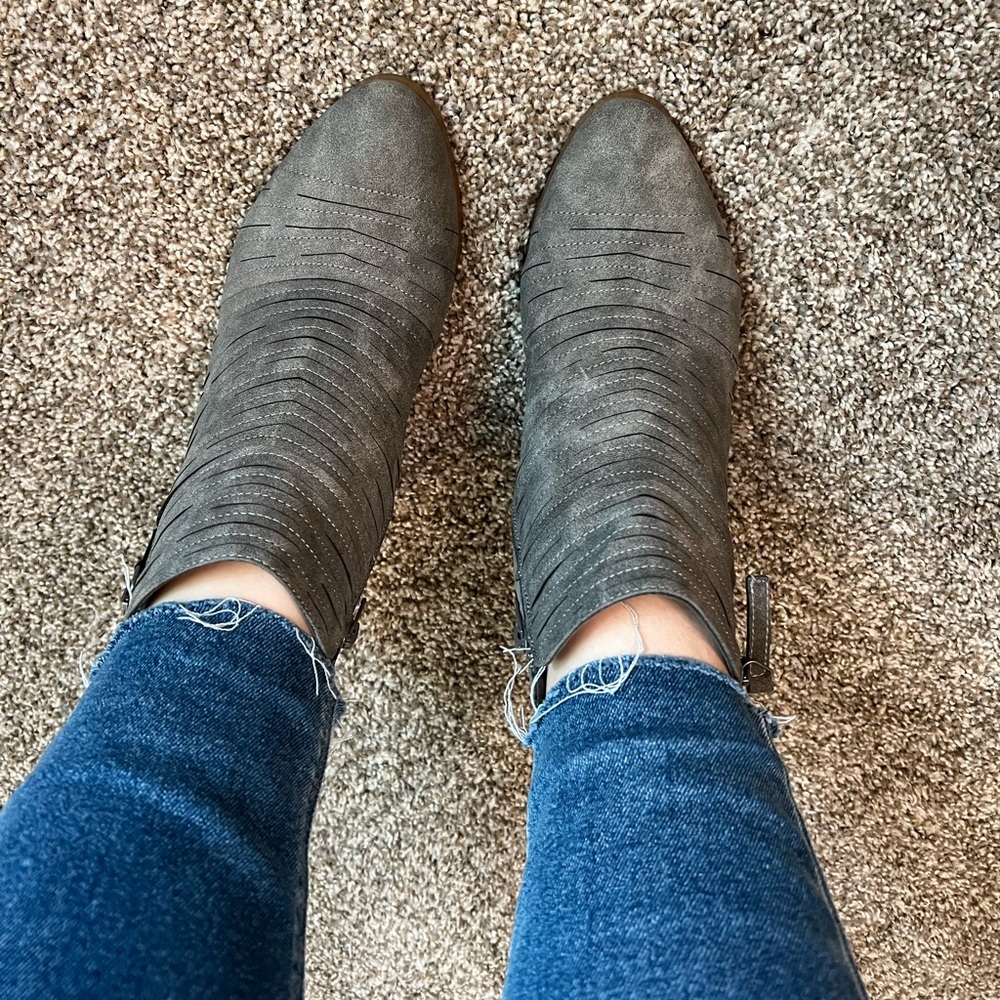 NWOT! JustFab Cartur Gray Booties in Size 10 Wide Width - Picture 5 of 11